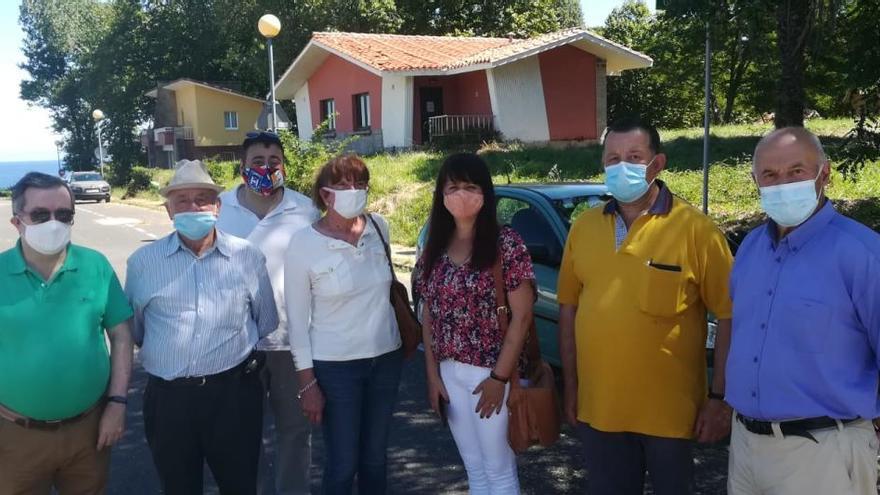 La portavoz de Ciudadanos, Laura Pérez Macho, en el centro, con integrantes de la Asociación de Vecinos Río Espasa.