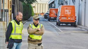 Agentes de la Guardia Civl en la sede de Unipost en L’Hospitalet el pasado mes de septiembre.