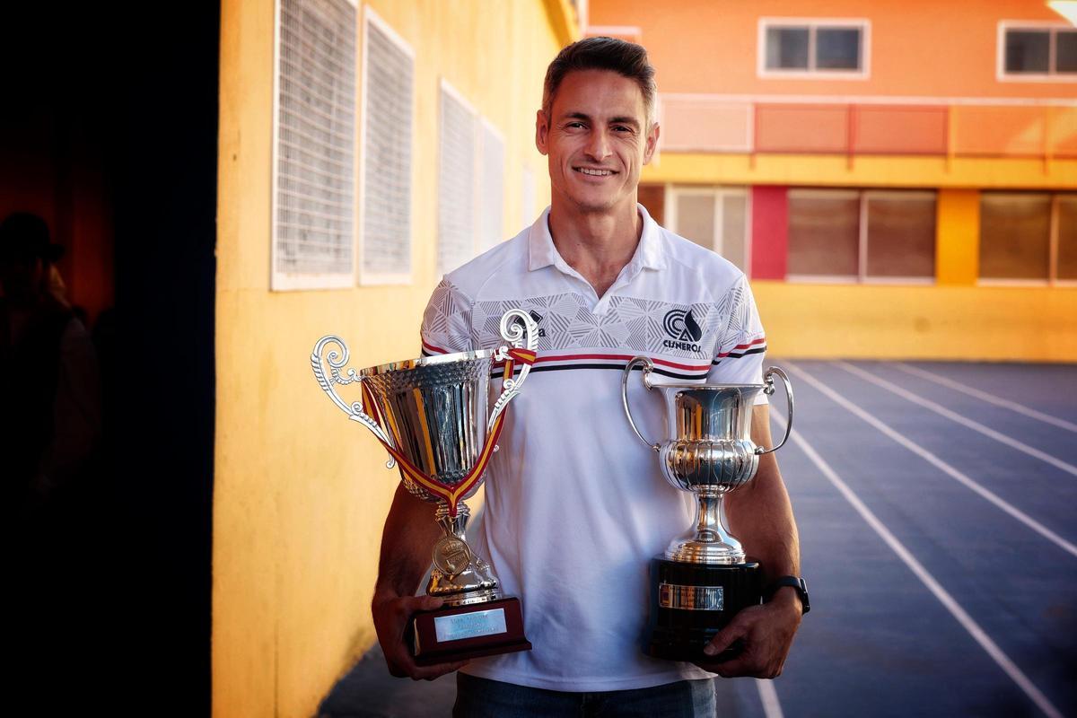 Fran Rodríguez posa con la Copa del Príncipe y de campeón de Superliga 2 obtenidas en la temporada 22/23
