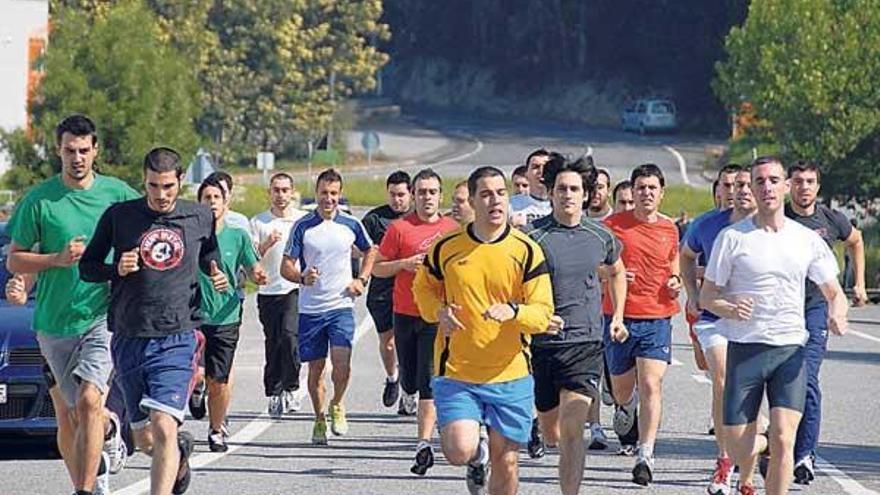Los aspirantes durante la prueba en la que tenían que correr un kilómetro en Castiñeiras.  // G.Núñez