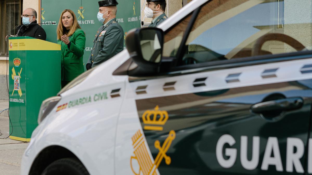 La delegada del Gobierno en Castilla y León, Virginia Barcones, y el general de la Guardia Civil en la 12 Zona, Luis del Castillo, presentan la nueva flota de vehículos policiales