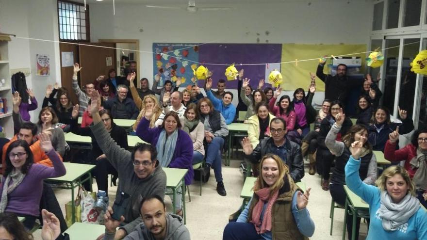 Momento en que los padres y madres de Llubí votan en contra de la propuesta del Govern.