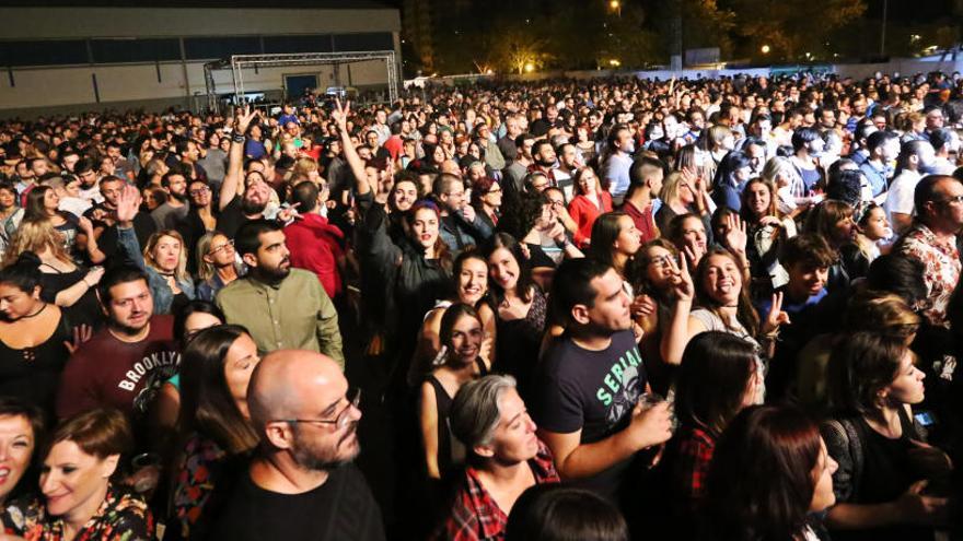 Una multitud de personas en un concierto.