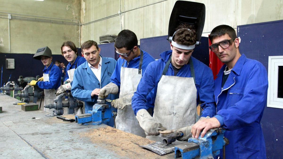 Alumnos del ciclo formativo de soldadura y caldería del IES Miralbueno