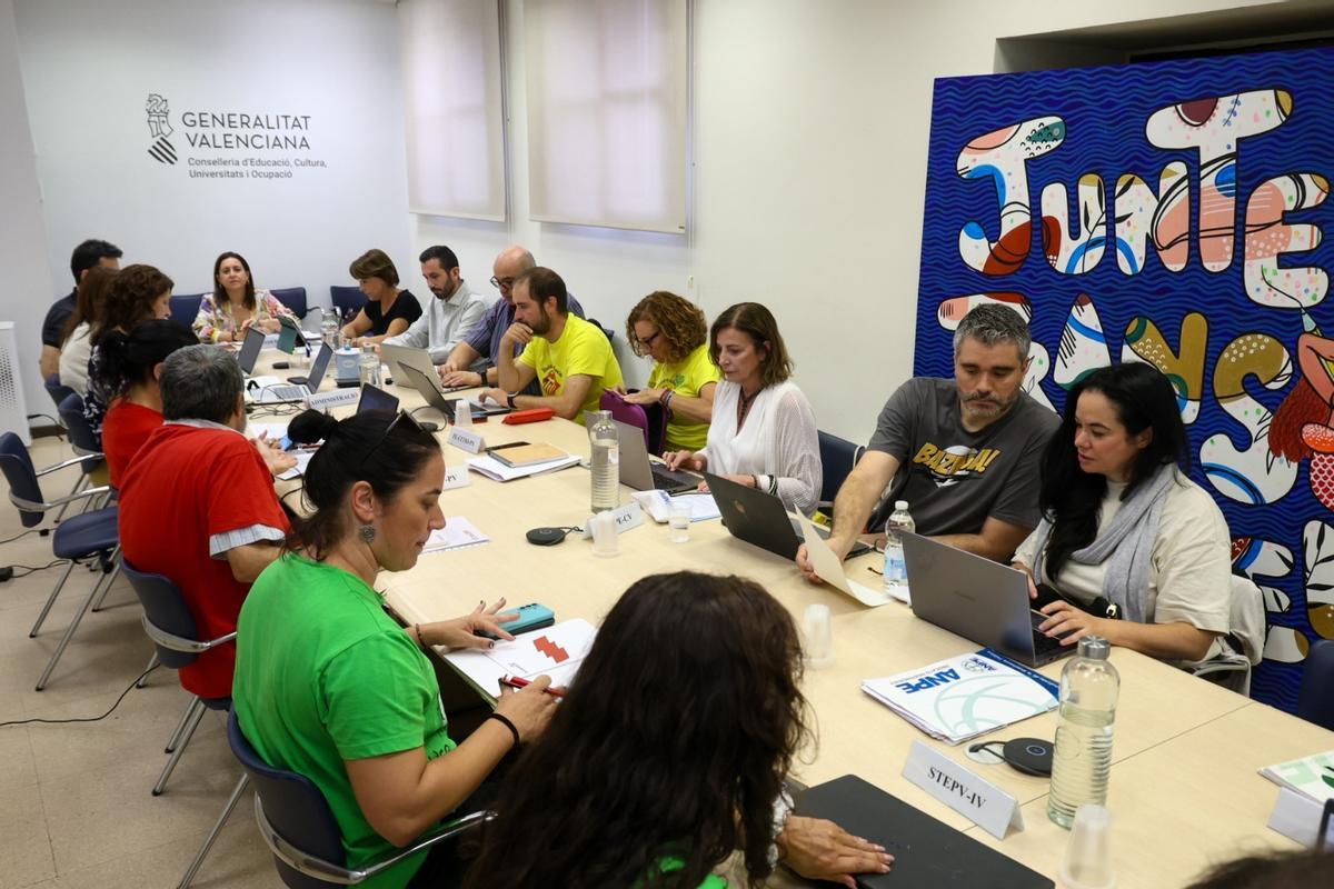 Los sindicatos, reunidos con la Conselleria de Educación para negociar un acuerdo sobre la inclusión educativa, este jueves
