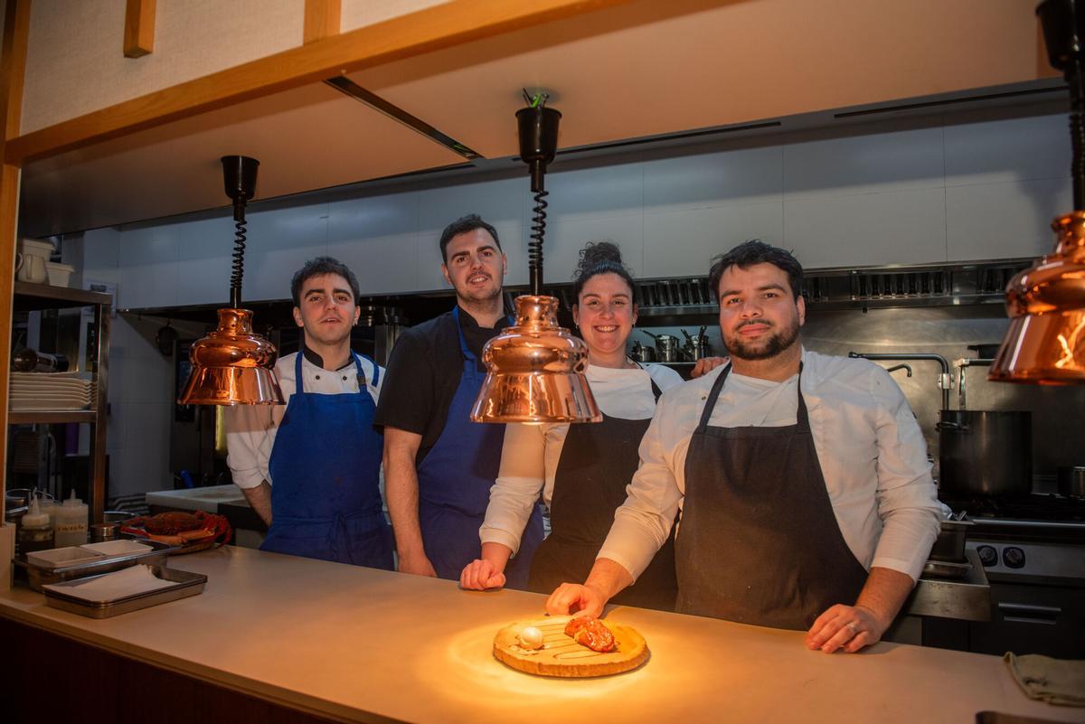 El equipo de A Mundiña, posando con su emblemática torrija.