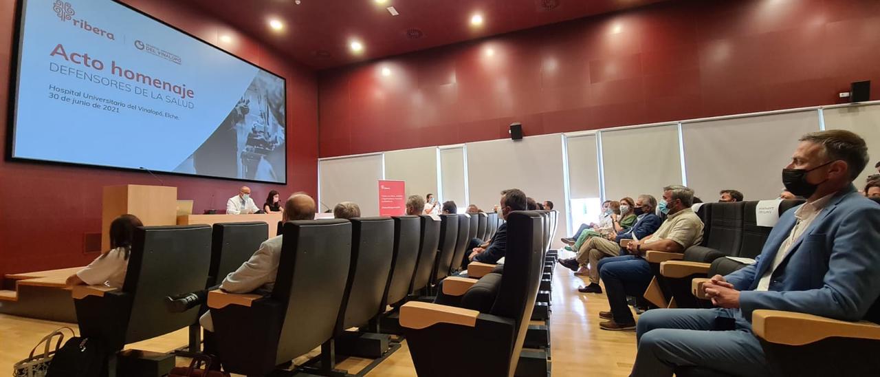 Asistentes al acto de homenaje de los &quot;defensores de la salud&quot; del Hospital del Vinalopó