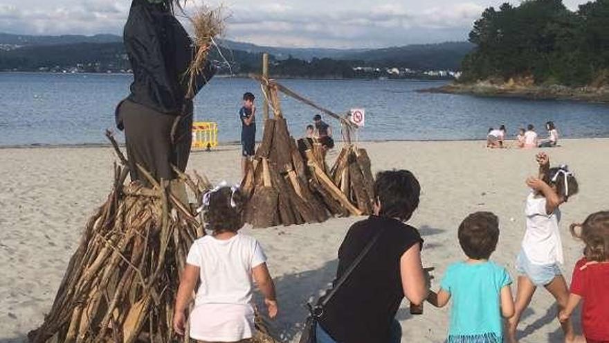 Niños junto a unas hogueras en la playa de Sada en una imagen de archivo.