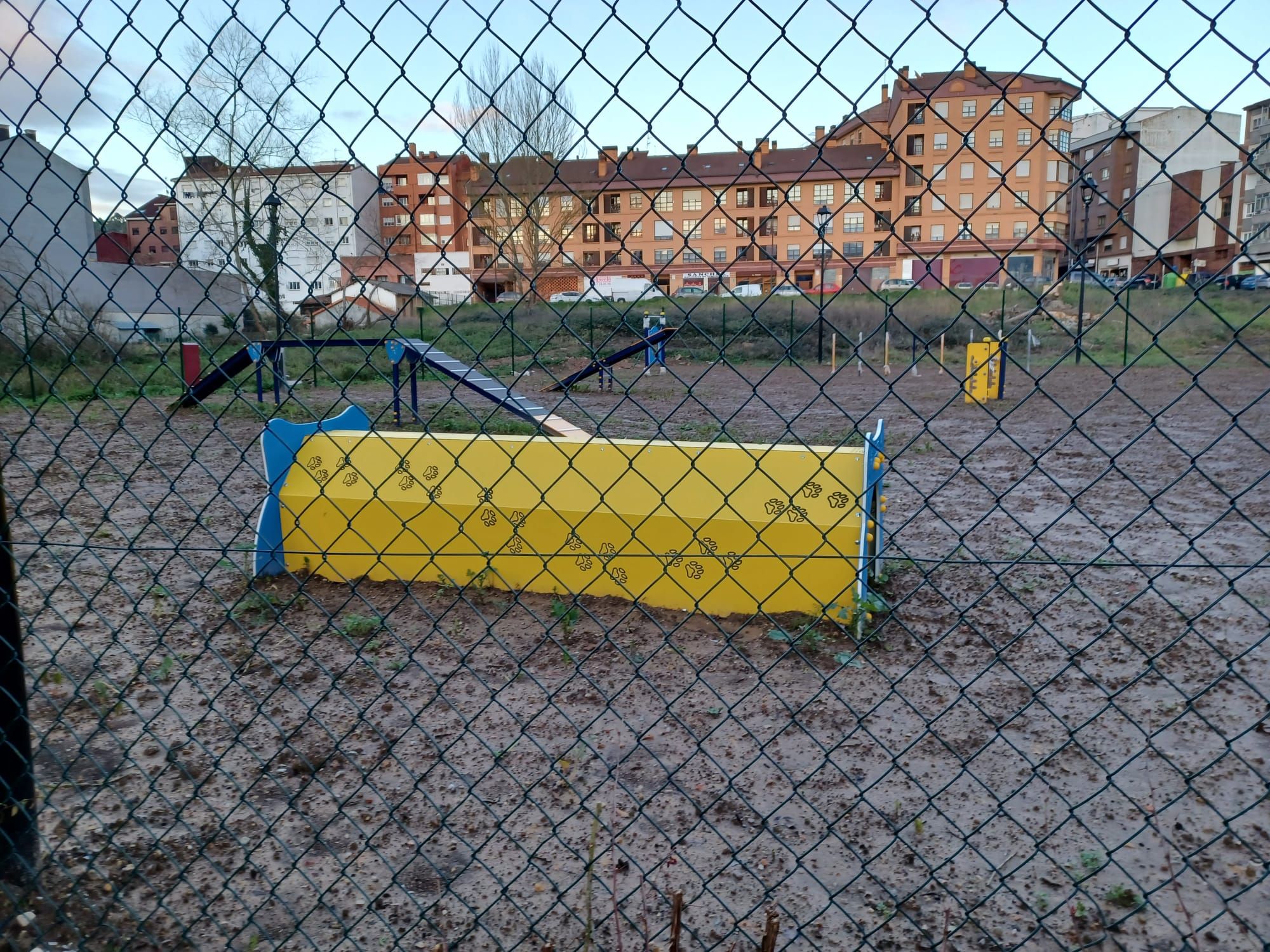 Así se ve ya el parque para perros de Posada de Llanera, con un moderno circuito de obstáculos