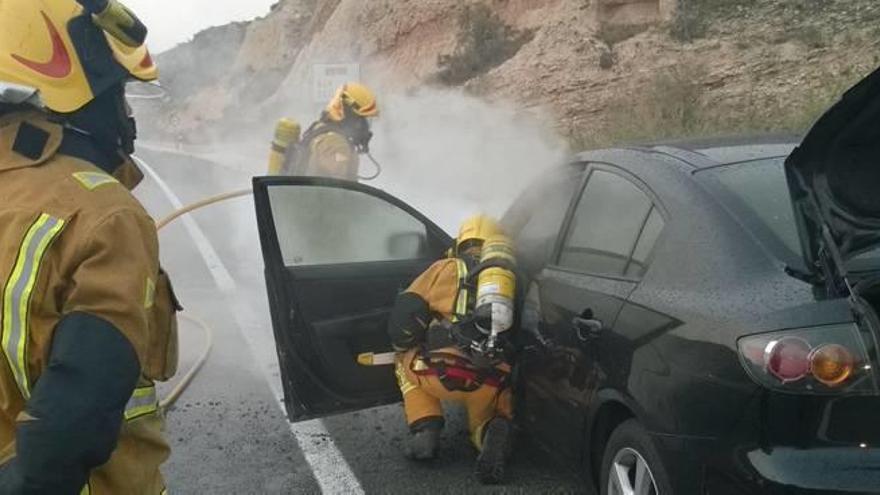 Sofocan un coche en llamas en el acceso a Elche desde Aspe