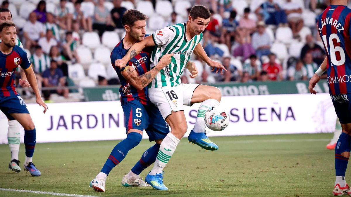 Lance del encuentro entre el Córdoba CF y el Huesca en El Arcángel.