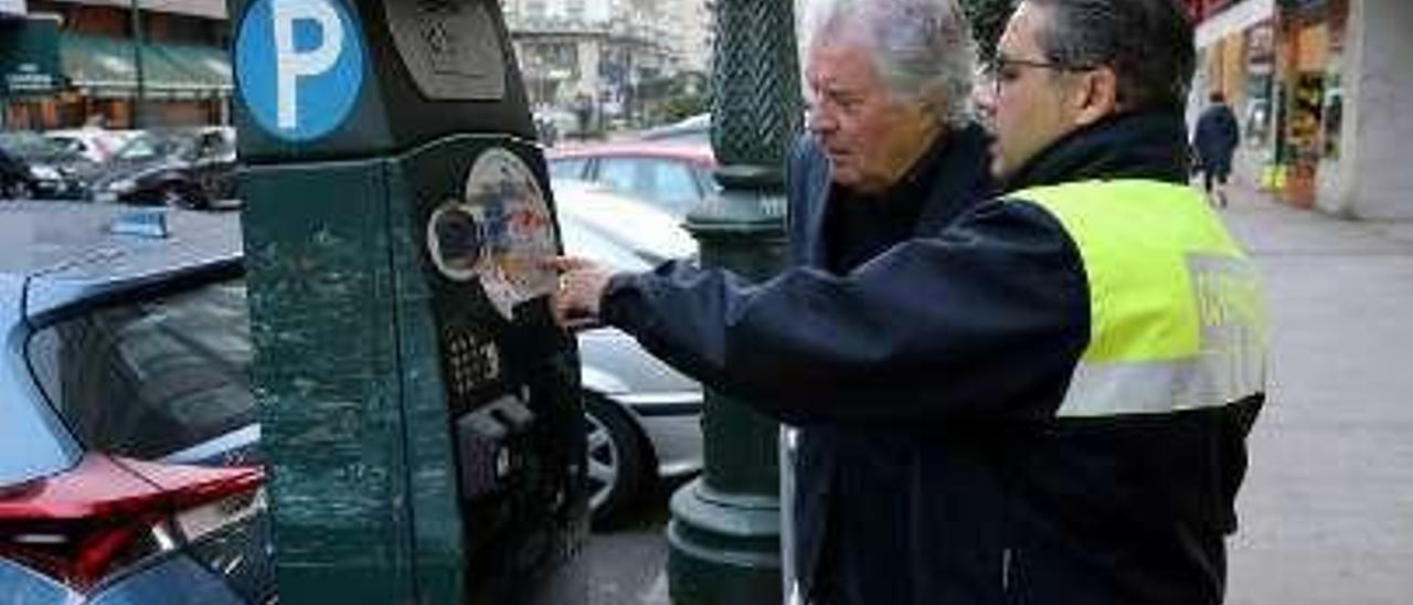 Parquímetros &quot;inteligentes&quot;  |  Los nuevos parquímetros incluirán tomas de USB para la recarga de móviles. Otros tendrán enchufes para vehículos eléctricos. Podrán llevar además sensores de temperatura, humedad o contaminación.