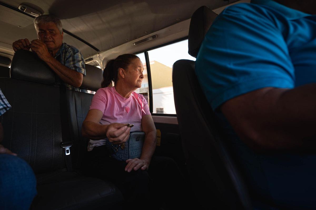 Lucas Fleita y xxx, usuarios del taxi, pagando el servicio