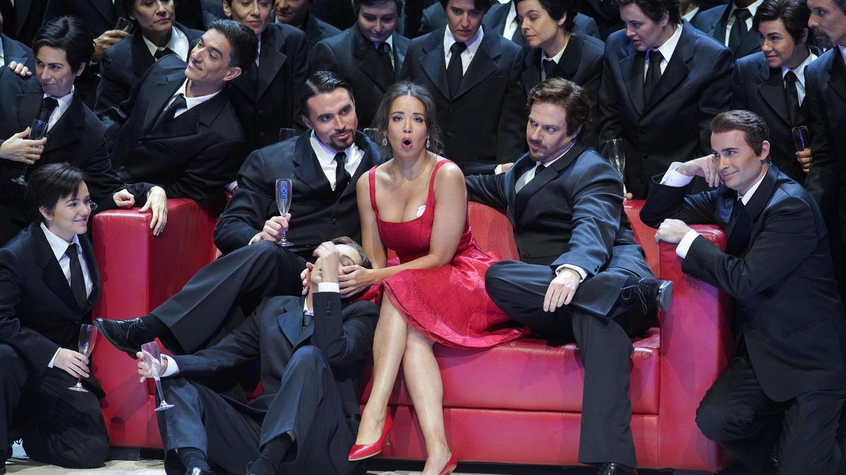 Escena de 'La traviata' durante su estreno en el Teatro Real el 24 de junio de 2025, con Nadine Sierra interpretando a Violetta.