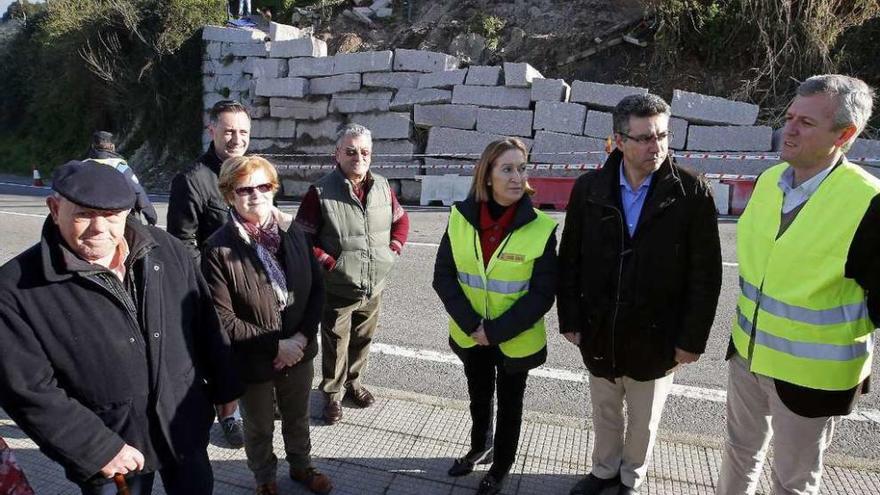 Ana Pastor (c.), con vecinos de Cesantes (i.), Javier Bas y Alfonso Rueda, ayer en la N-550. // M.G.Brea