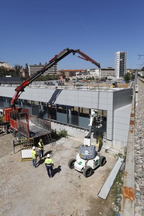 Retiren l''estructura del finger que uneix l''estació del TAV amb la ciutat.