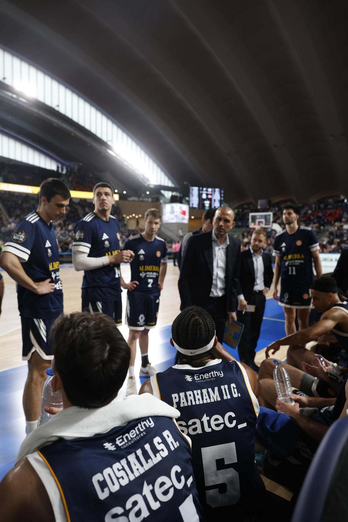 EN IMÁGENES: casi 5.000 personas asisten en el Palacio de los Deportes al fin de la racha de siete victorias del Alimerka Oveido en un partido