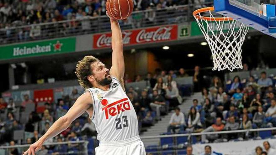 Sergio Llull a punt de realitzar una espectacular esmaixada