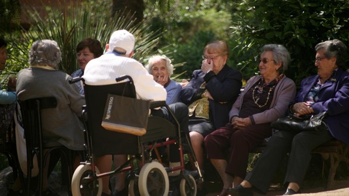 Un grupo de ancianos charla en el parque del Centro Civico Castello.