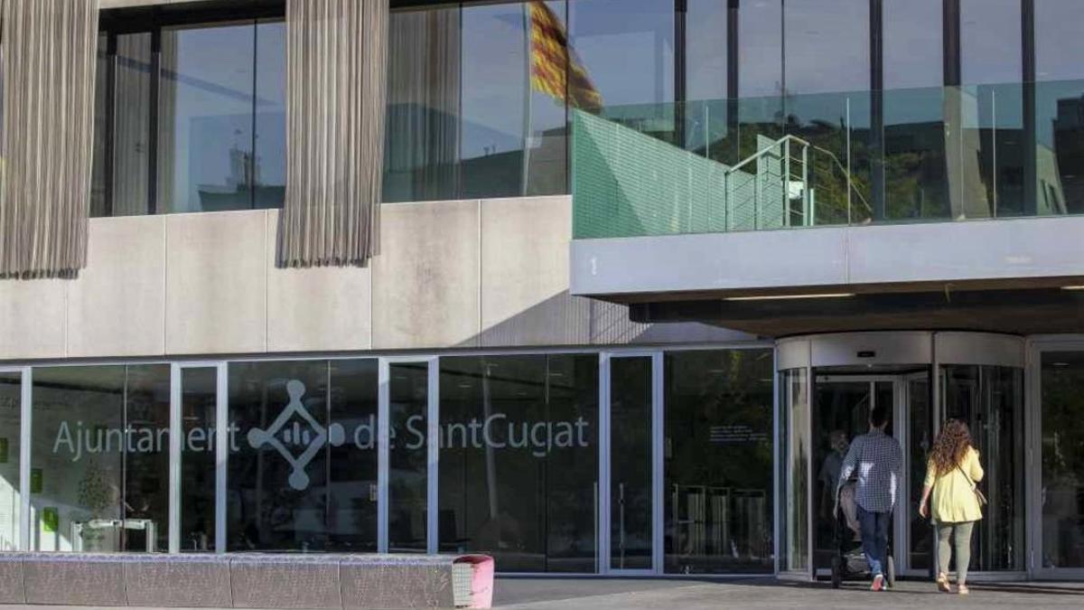 Puerta de entrada del Ayuntamiento de Sant Cugat del Vallès.