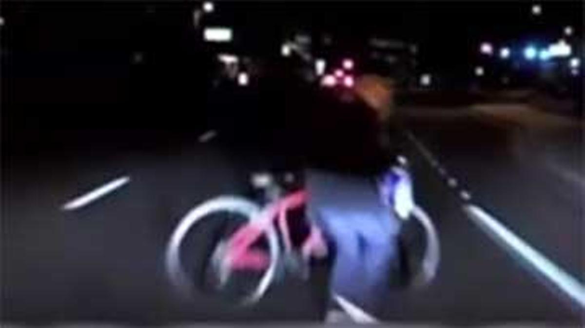La policía de Tempe (Arizona, EEUU) ha difundido el vídeo del atropello mortal a una mujer por un coche autónomo.