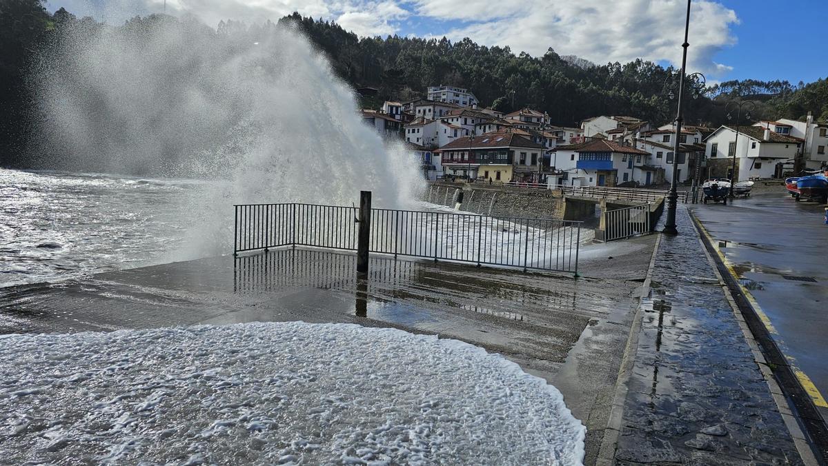 El espectacular oleaje en Tazones, en imágenes