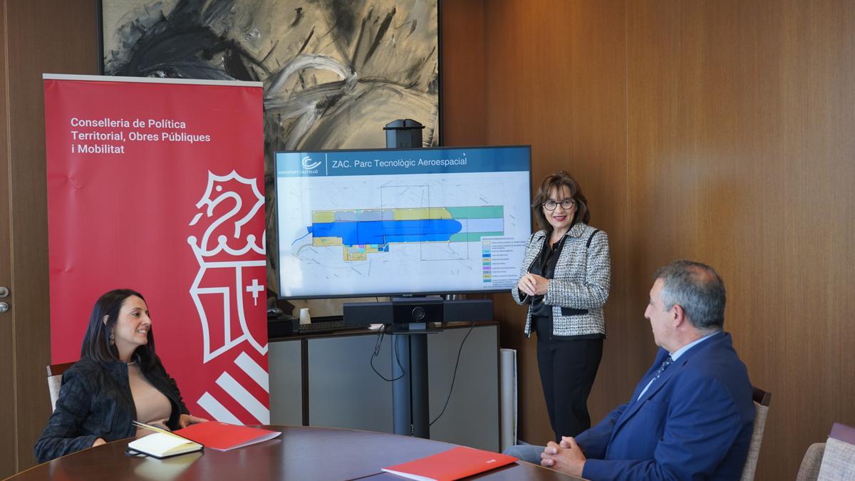 La consellera de Movilidad, Rebeca Torró, se reunió este martes con el director general de Urbanismo, Vicente García Nebot, y la directora general de Aerocas, Blanca Marín.