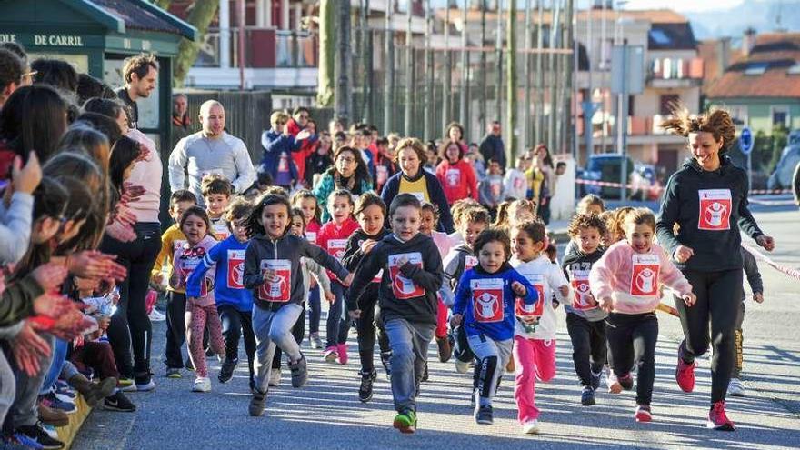 Uno de los grupos de alumnos durante la carrera solidaria. // Iñaki Abella