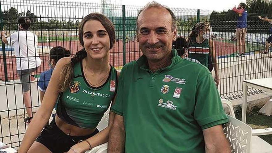 Daniela García Tena, junto a su entrenador Carlos Ruiz.