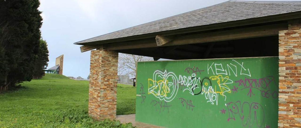 En primer término, los baños del área recreativa y, al fondo, la vieja Oficina de Turismo.