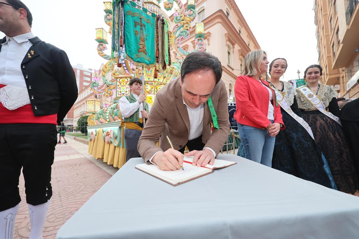 Pérez Llorca ratifica el apoyo de la Generalitat para "proteger nuestras señas de identidad como son las fiestas de la Magdalena"