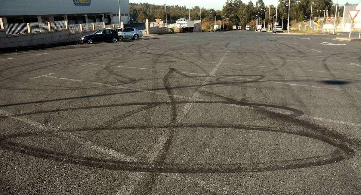 Las marcas en los viales del polígono de O Campiño son las huellas de las maniobras temerarias que realizaban estos pilotos. // Rafa Vázquez