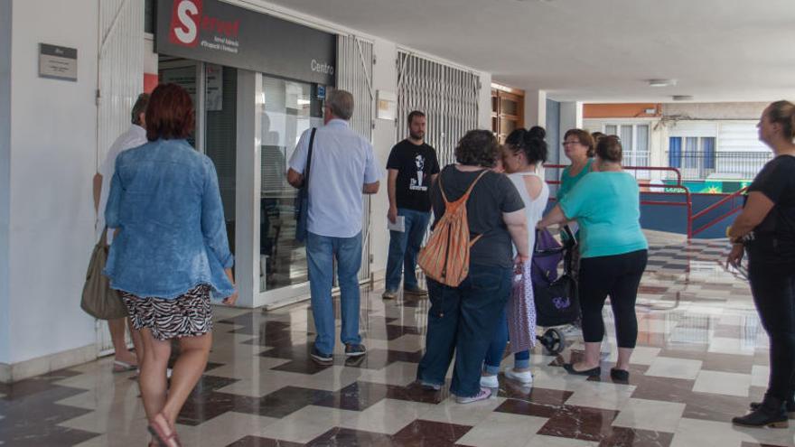 Ciudadanos en una oficina del Servef de Elche.