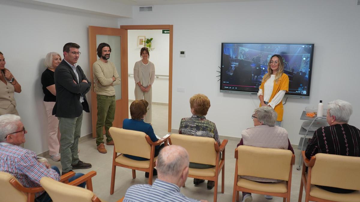 El alcalde de Ontinyent, Jorge Rodríguez, en su visita al centro de día.