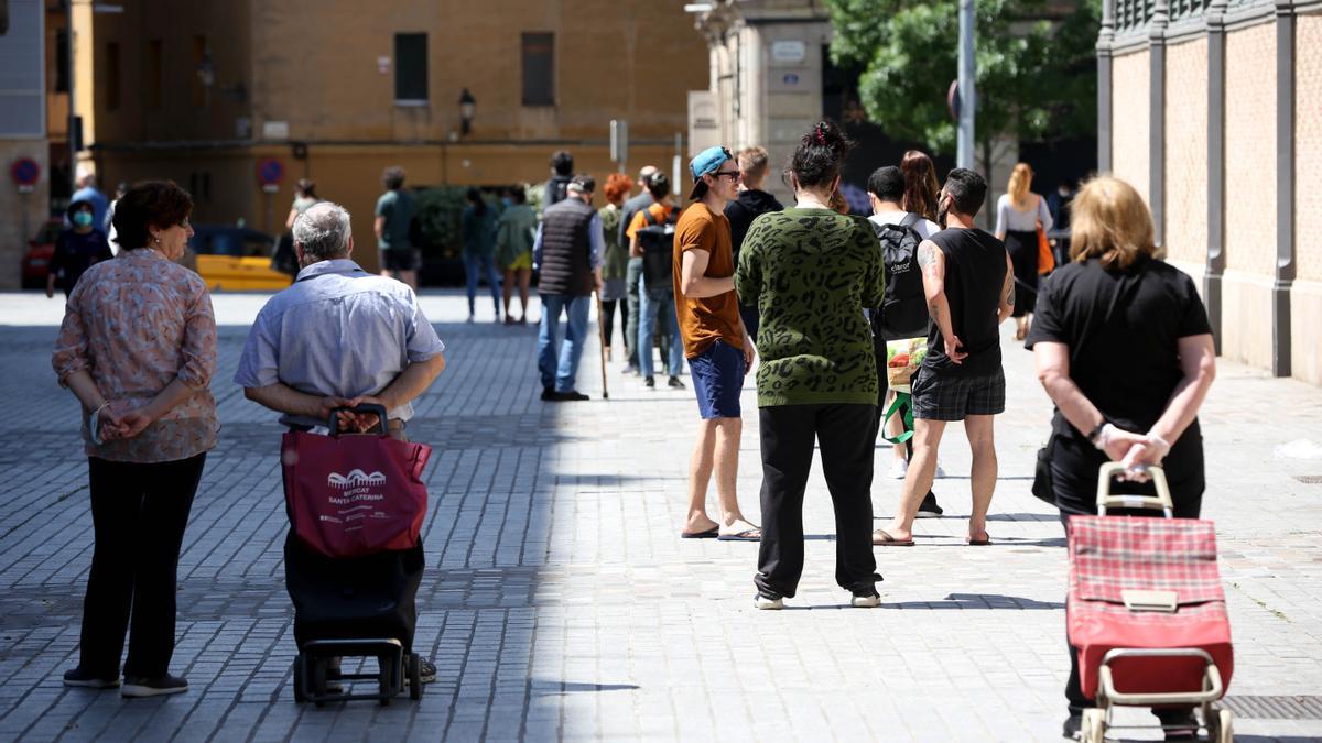 BARCELONA 02/05/2020 LARGA COLA PARA ENTRAR A UN SUPERMERCADO ALDI DEL CARRER COMERÇ. PERIODO DE CONFINAMIENTO POR EL CORONAVIRUS COVID-10. FOTO XAVIER GONZALEZ