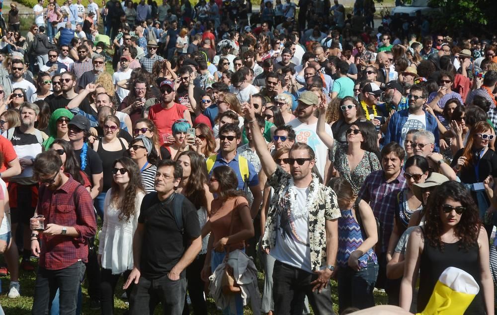 El festival congregó ayer en A Illa das Esculturas a miles de personas para disfrutar de buena comida y la música de bandas como Novedades Carminha o Terbutalina