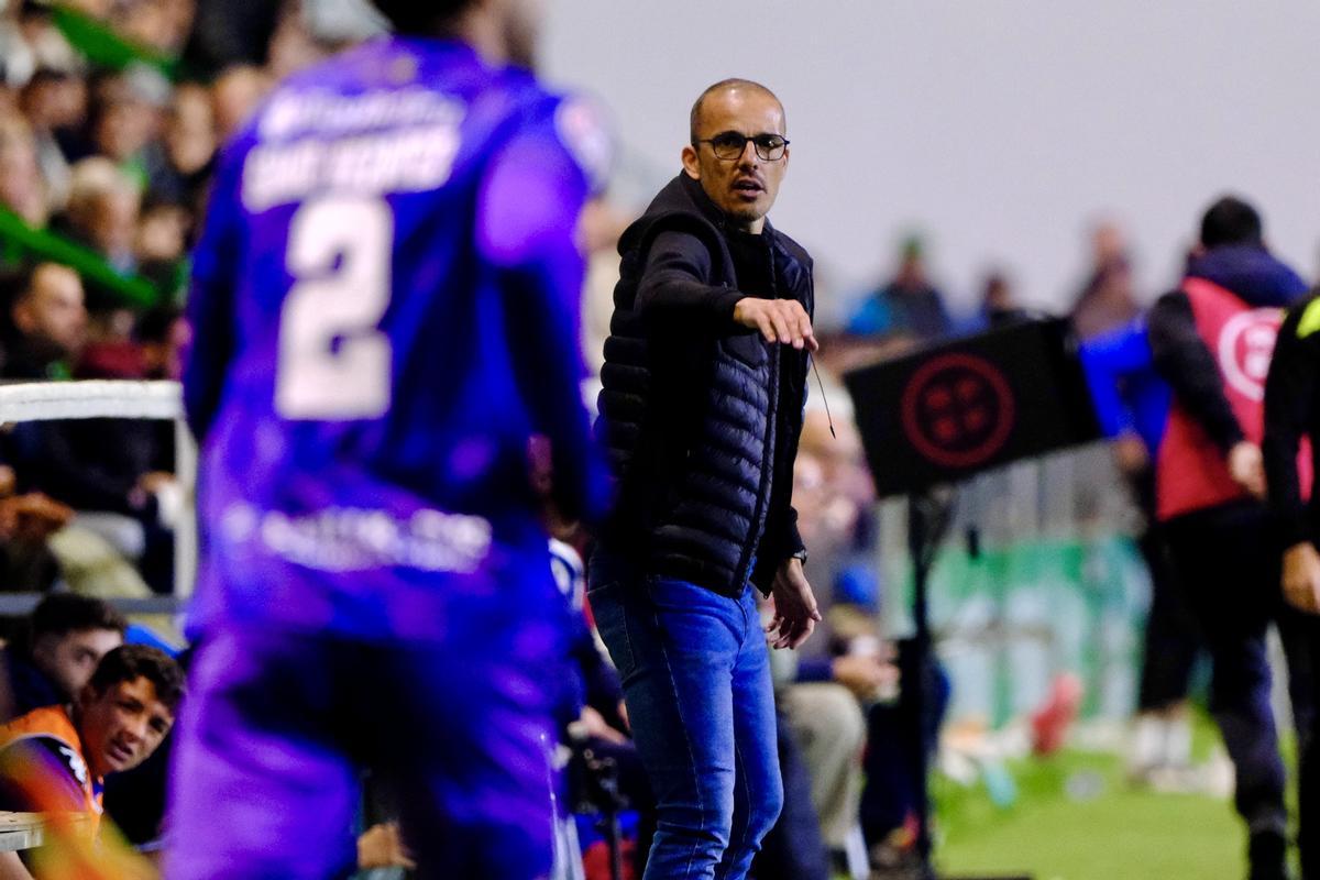 Beto Company trata de dar indicaciones a Samu Vázquez desde el área técnica de El Palmar.