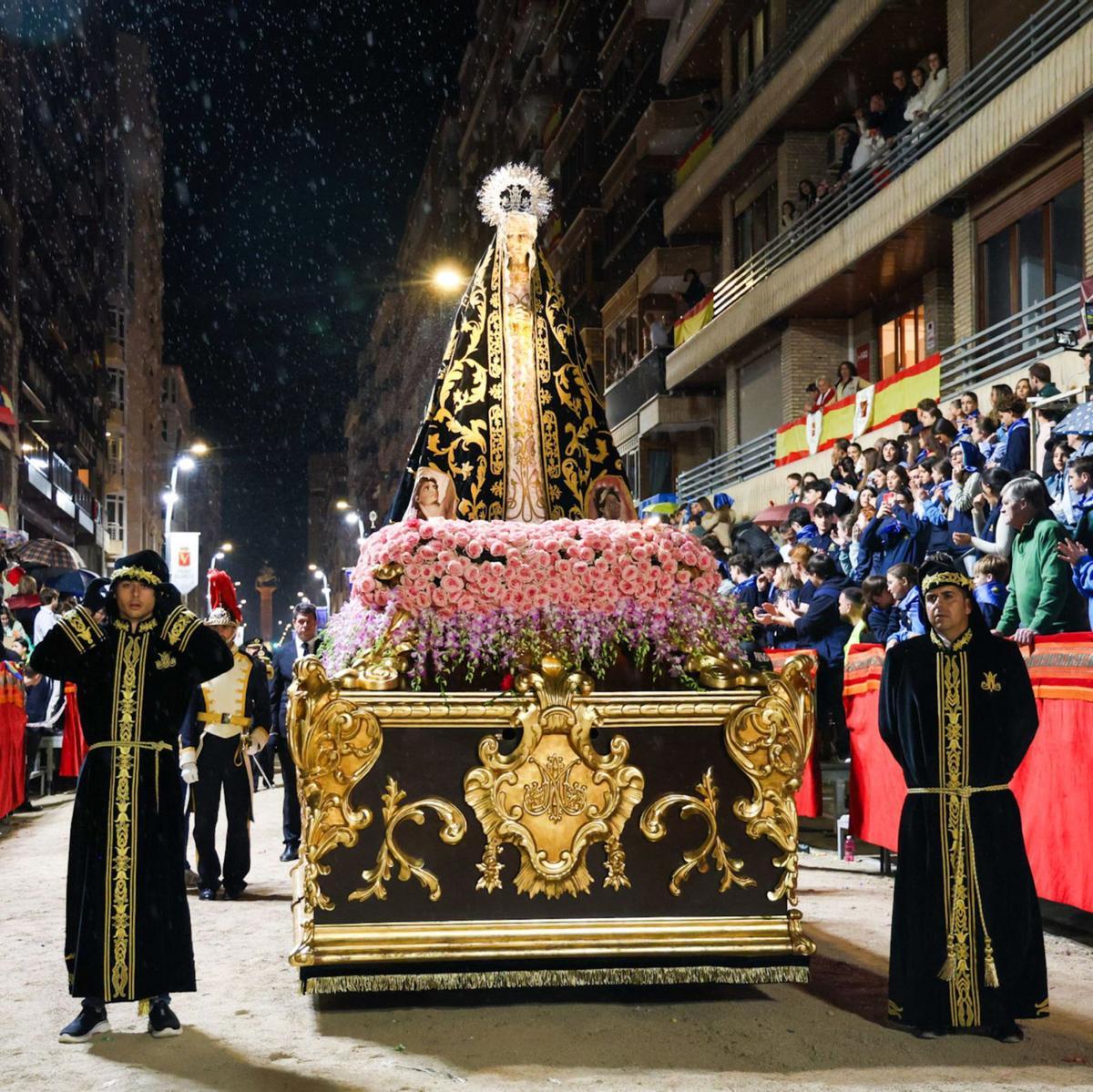 La lluvia hacía acto de presencia en el tramo final de la procesión. | ELISABET SOTO