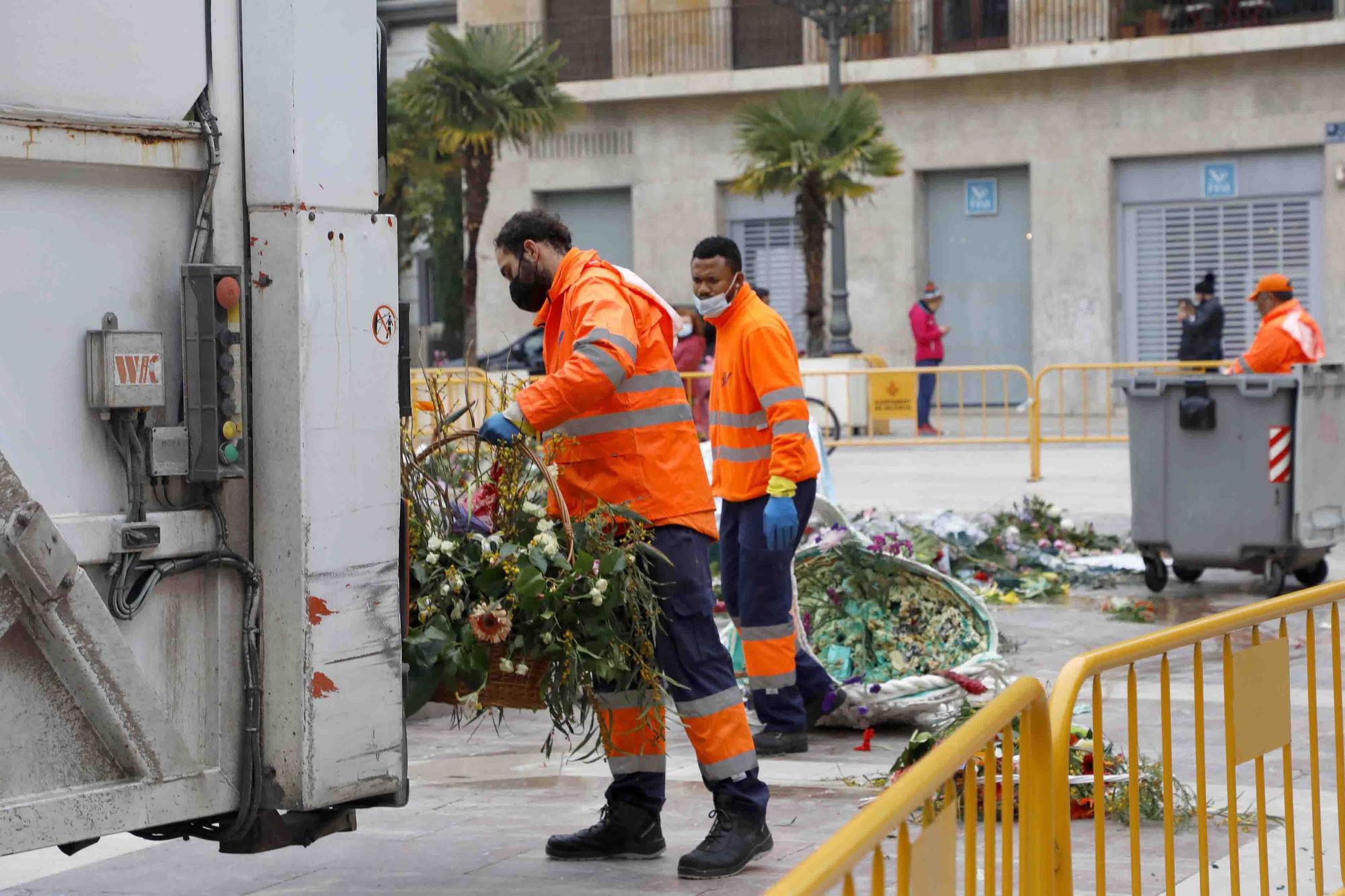 Desmontando la imagen floral de la Mare de Deu