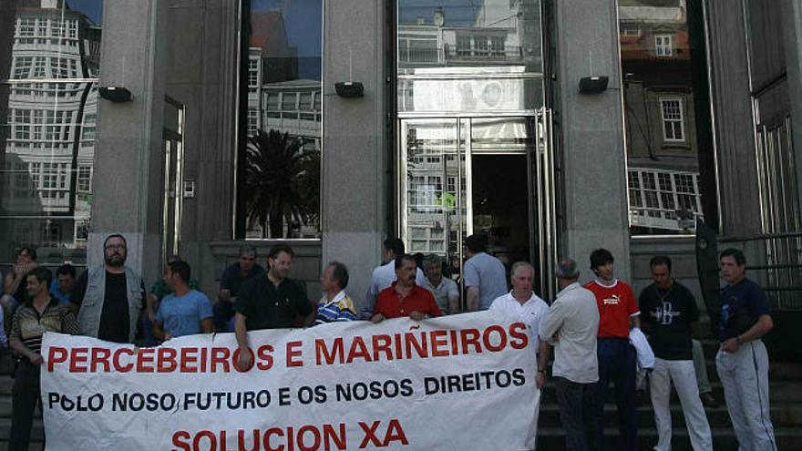 Manifestación de afectados ante la Autoridad Portuaria. / casteleiro