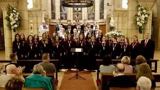 Un viaje de tres días en bus para ofrecer un brillante y emotivo canto por la paz: 40 jóvenes ucranianos protagonizan un concierto en Gijón