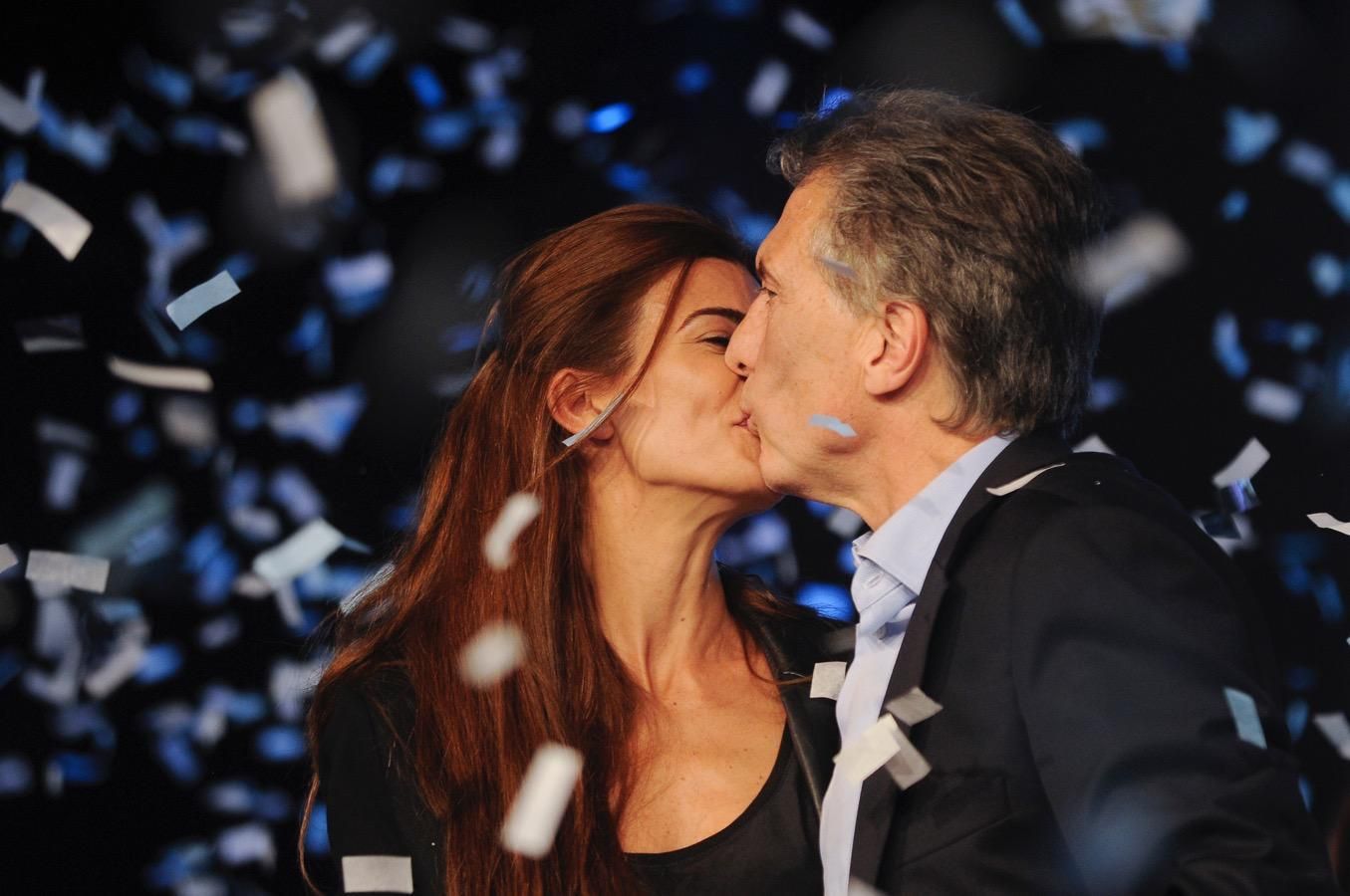 Los constantes besos de Julia Awada y Mauricio Macri
