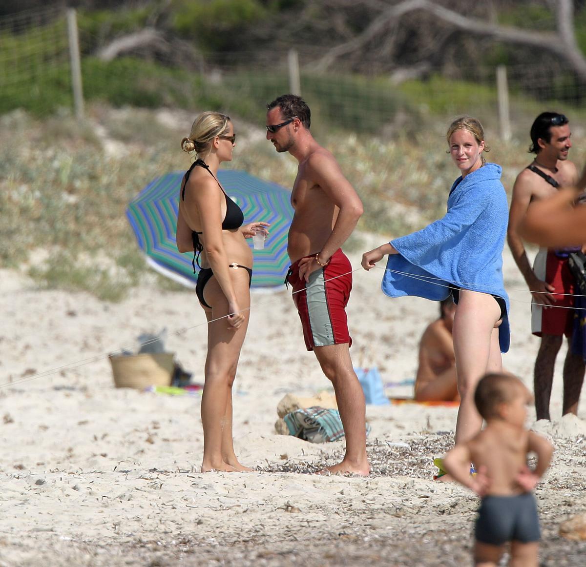 Haakon y Mette-Marit, en la playa de Ses Saline, en Palma de Mallorca, en julio 2003.