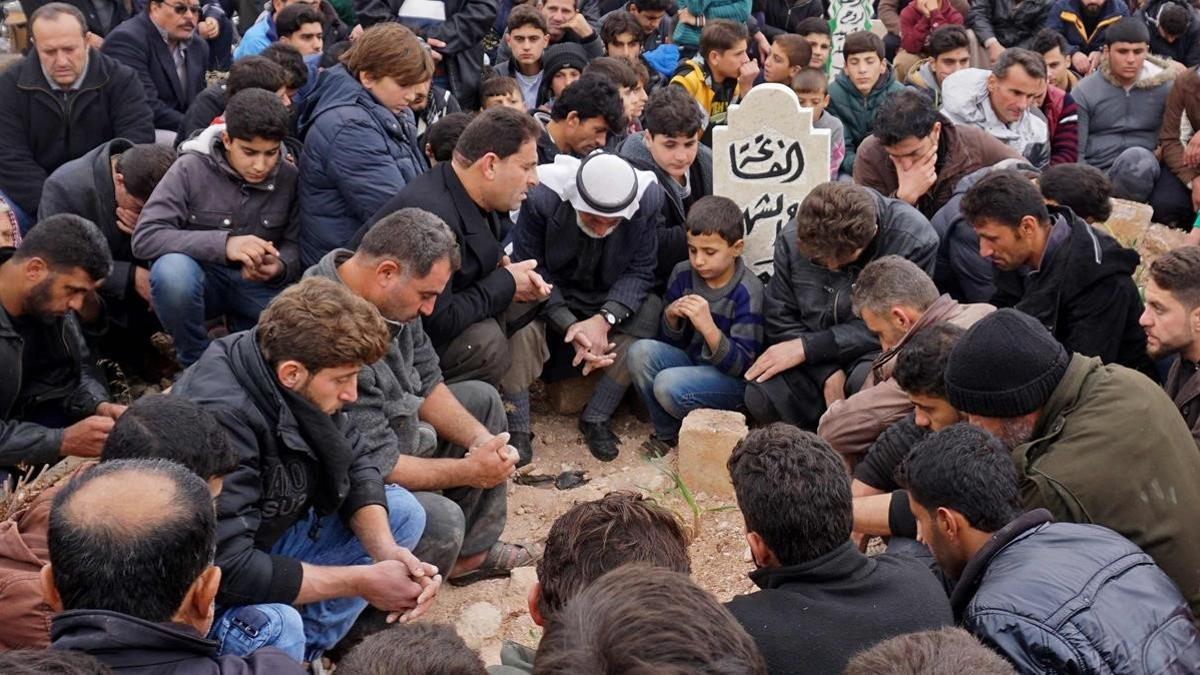 Asistentes al funeral de los activistas Raed Fares y Hamoud Jnaid, en la aldea de Kafranbel, en Siria.