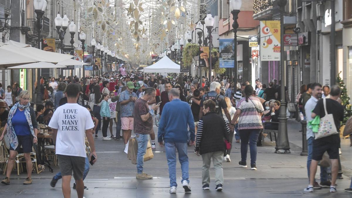 Imagen de gente en la calle Triana de Las Palmas de Gran Canaria.