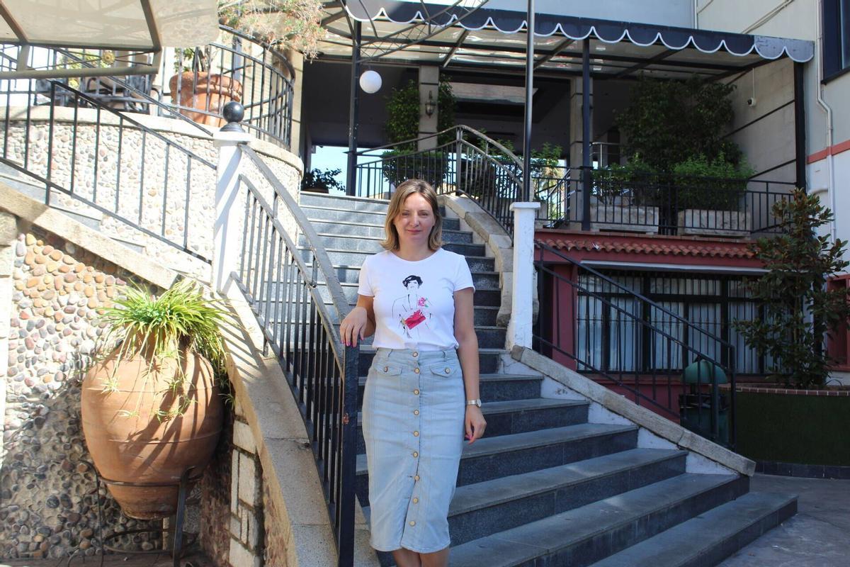 Mirela Tudora, junto al patio central del hotel.