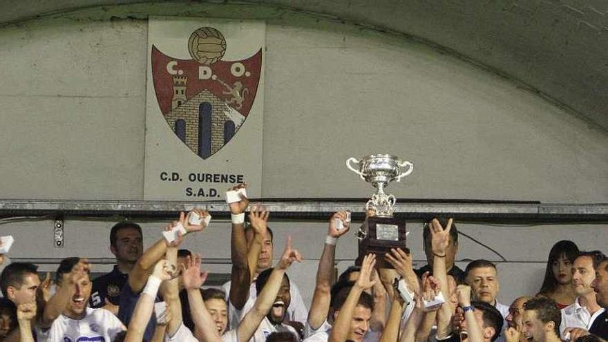 Los jugadores del Ourense CF con la Copa Diputación.// I. Osorio