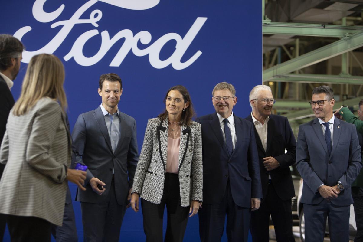 Reyes Maroto con Ximo Puig y los responsables de Ford, en imagen de archivo.