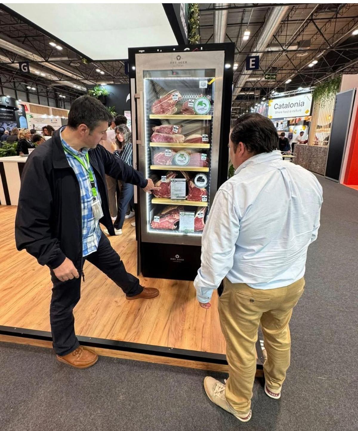A la izquierda, Daniel Berdasco muestra los productos de Benfer a un cliente interesado en el Salón Gourmets de Madrid.