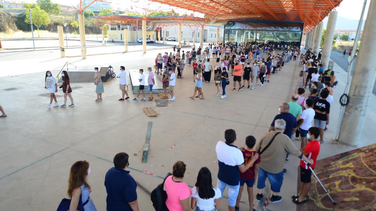 Jornada de vacunación de jóvenes en el pabellón La Data de Plasencia.